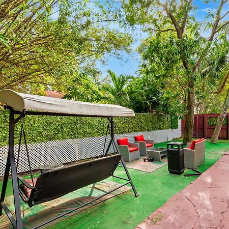Crocodhouse Early Check In Eight Years Hosting Hostel Fort Lauderdale Bagian luar foto