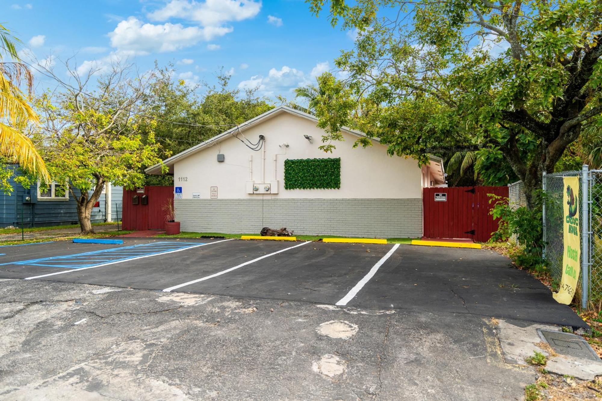 Crocodhouse Early Check In Eight Years Hosting Hostel Fort Lauderdale Bagian luar foto