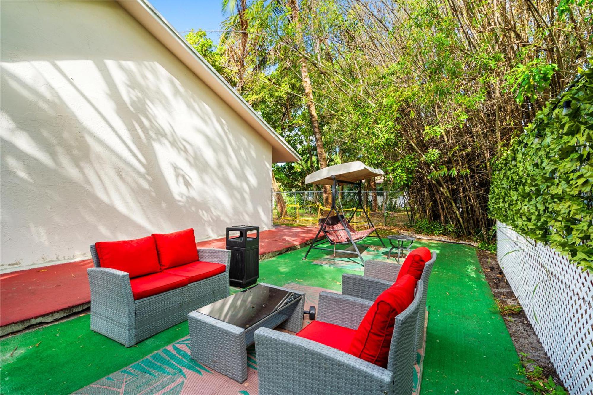 Crocodhouse Early Check In Eight Years Hosting Hostel Fort Lauderdale Bagian luar foto