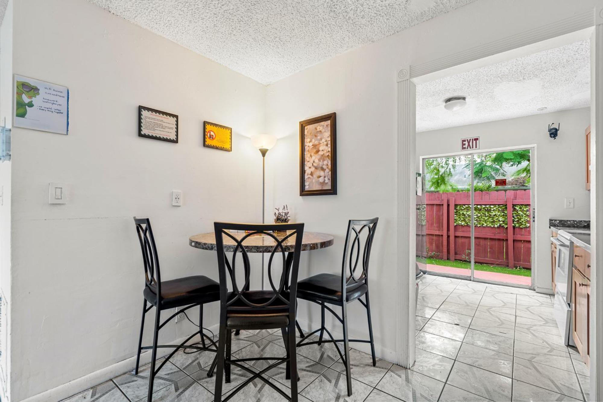 Crocodhouse Early Check In Eight Years Hosting Hostel Fort Lauderdale Bagian luar foto