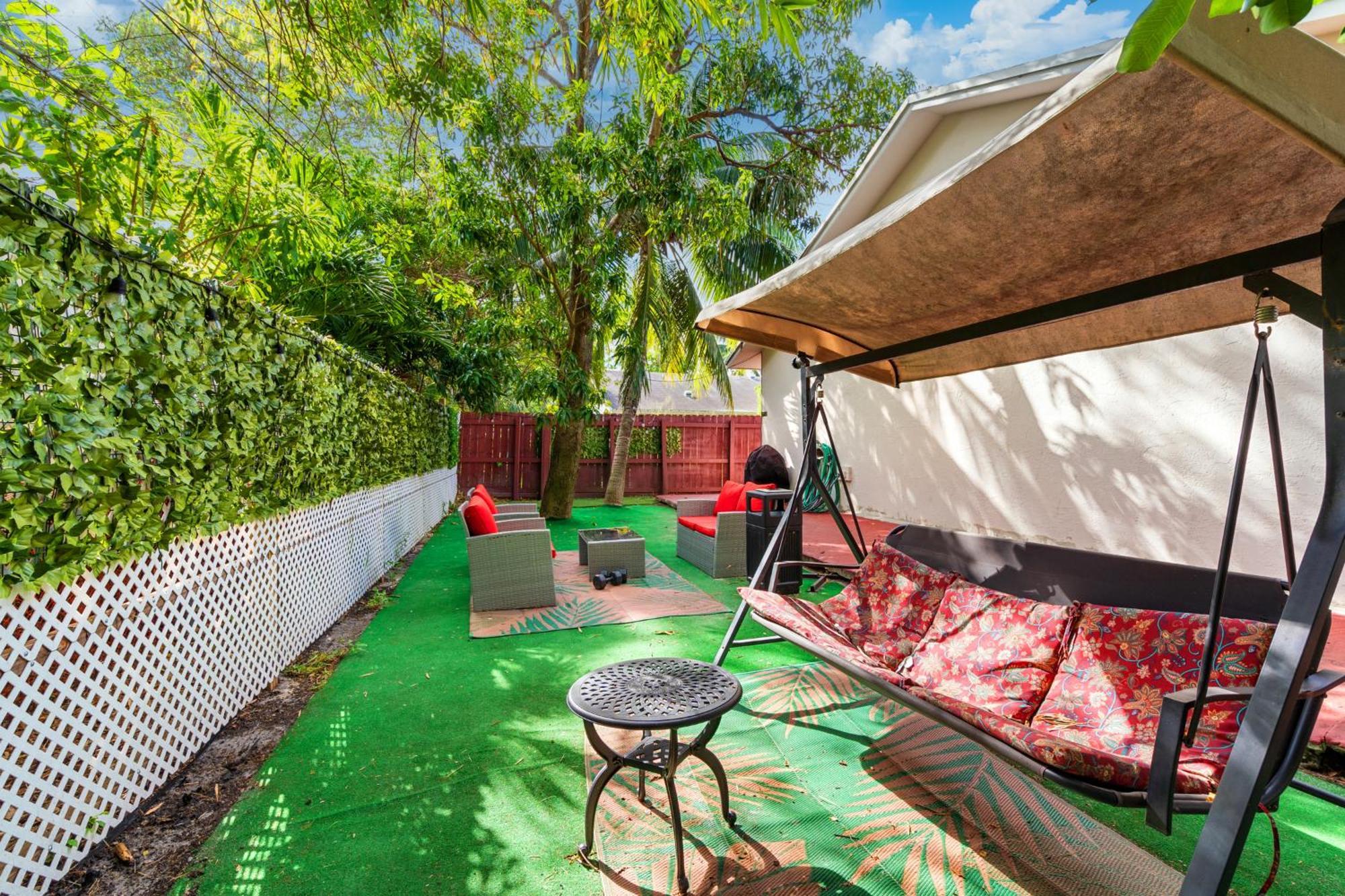 Crocodhouse Early Check In Eight Years Hosting Hostel Fort Lauderdale Bagian luar foto