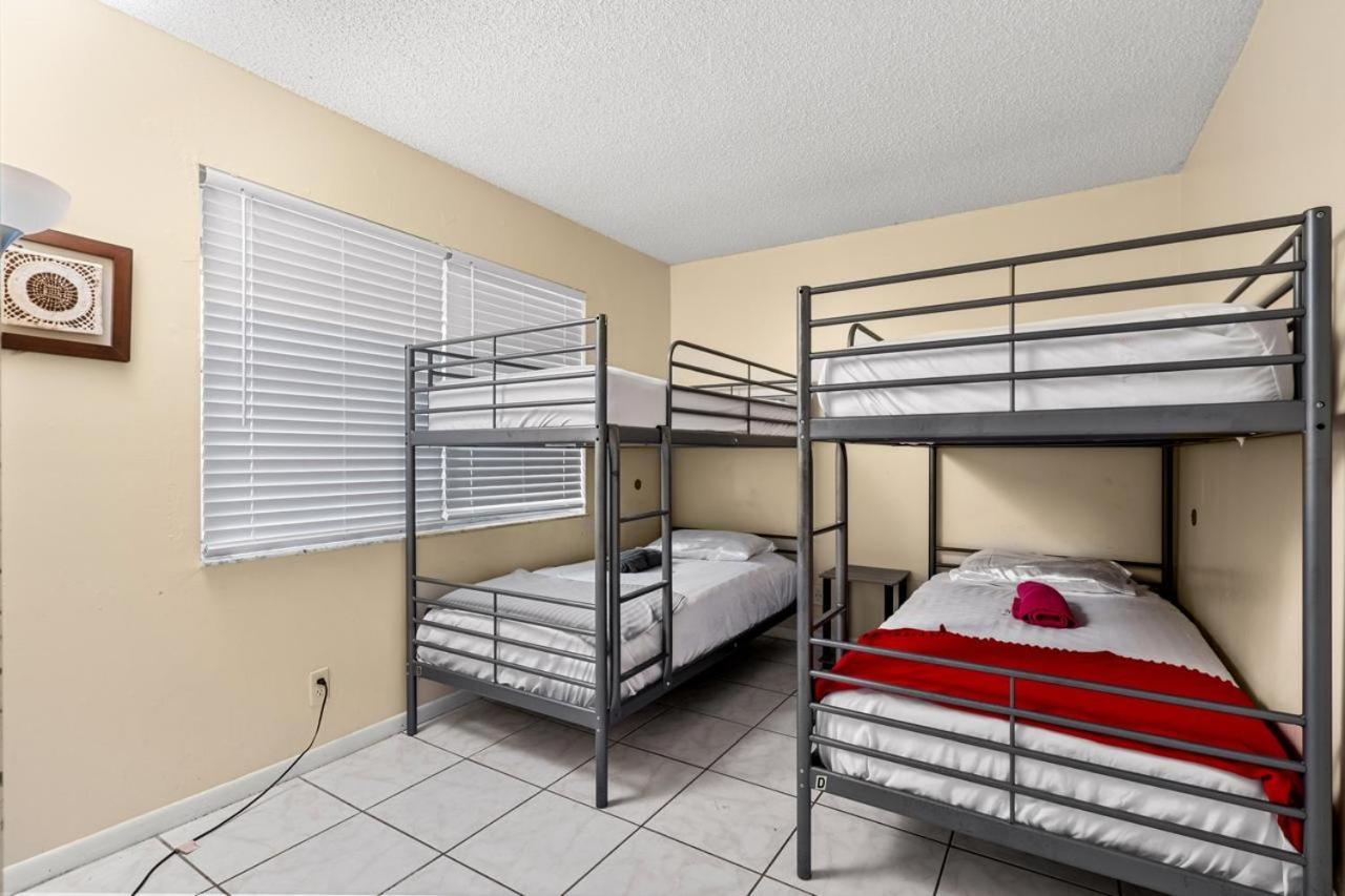 Crocodhouse Early Check In Eight Years Hosting Hostel Fort Lauderdale Bagian luar foto